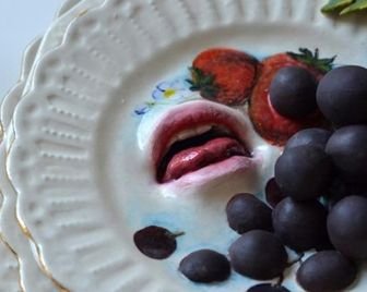 Реалистичная посуда с пальцами и ртами