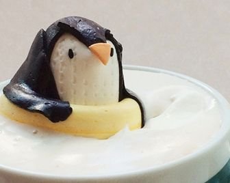 Пингвины, плавающие в кофе