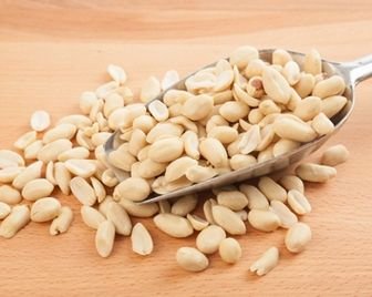 Красное вино и арахис помогают сохранить память