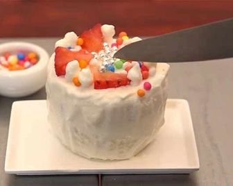 Японский кондитер печёт торты для кукол